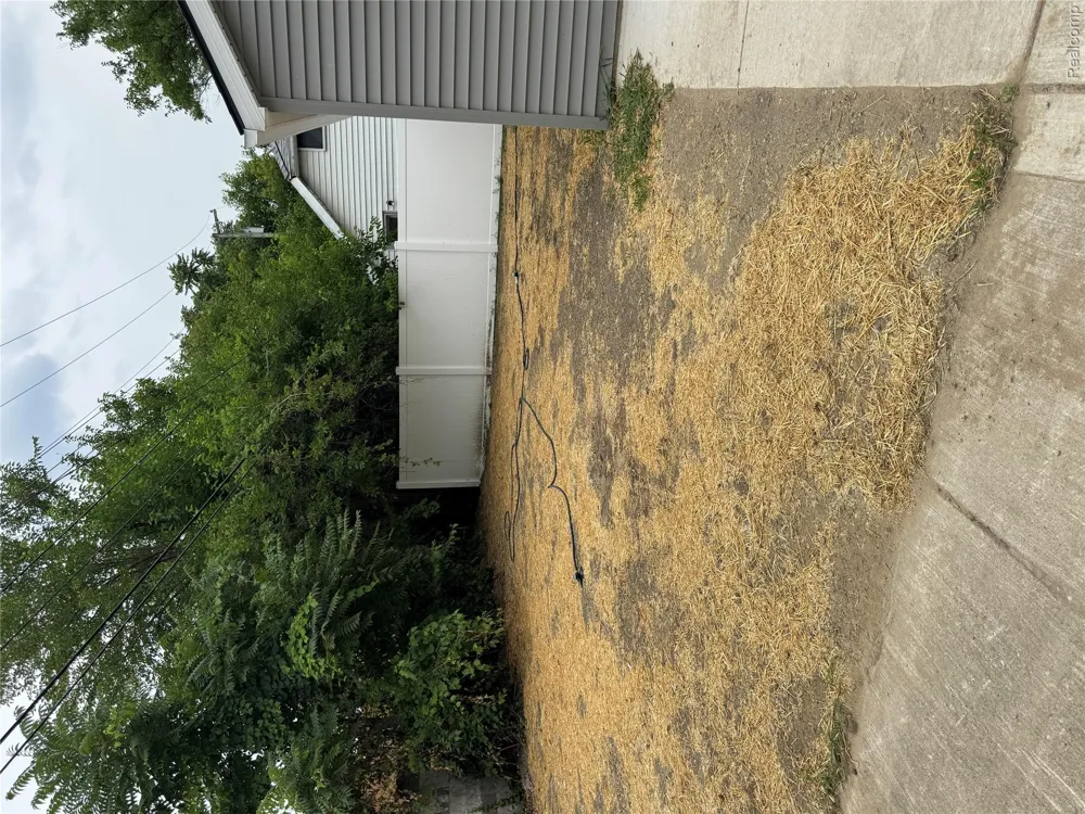 27305 GROVELAND AVENUE Madison Heights City, MI 48071