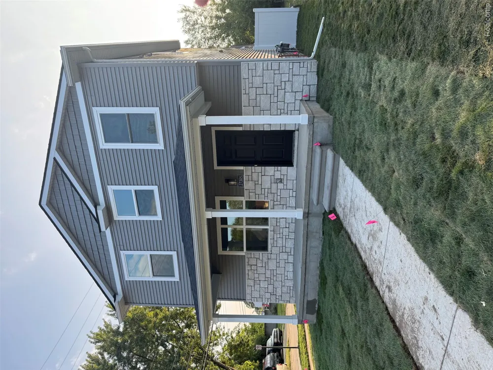 27305 GROVELAND AVENUE Madison Heights City, MI 48071
