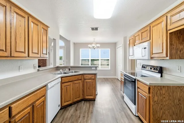 521 WOODLAKE DR McQueeney, TX 78123
