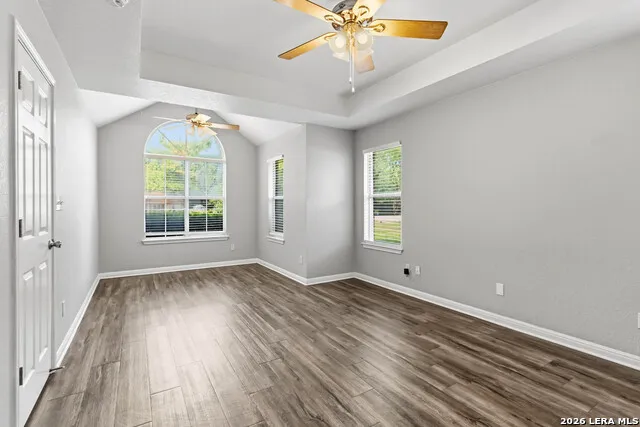 521 WOODLAKE DR McQueeney, TX 78123