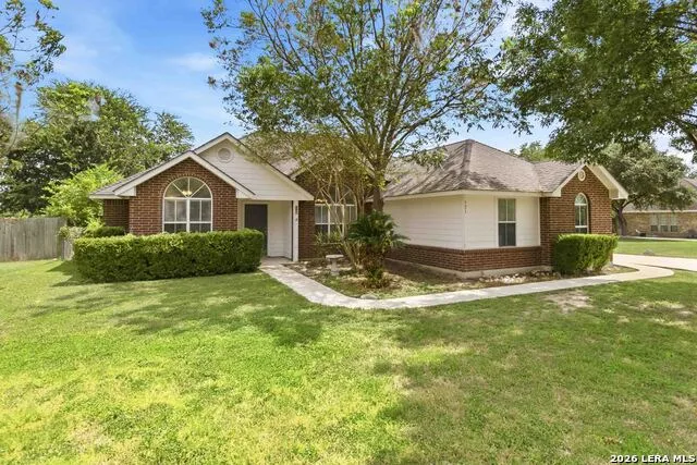 521 WOODLAKE DR McQueeney, TX 78123