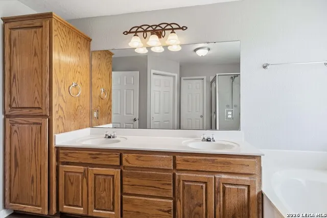 521 WOODLAKE DR McQueeney, TX 78123