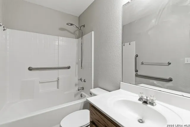 521 WOODLAKE DR McQueeney, TX 78123