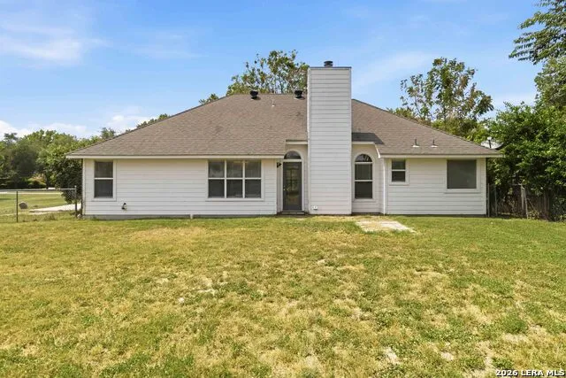 521 WOODLAKE DR McQueeney, TX 78123