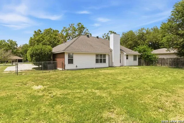 521 WOODLAKE DR McQueeney, TX 78123