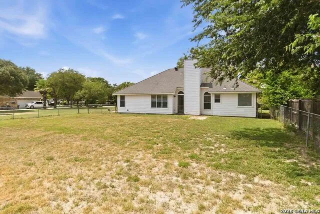 521 WOODLAKE DR McQueeney, TX 78123