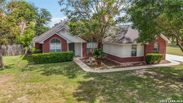 521 WOODLAKE DR McQueeney, TX 78123