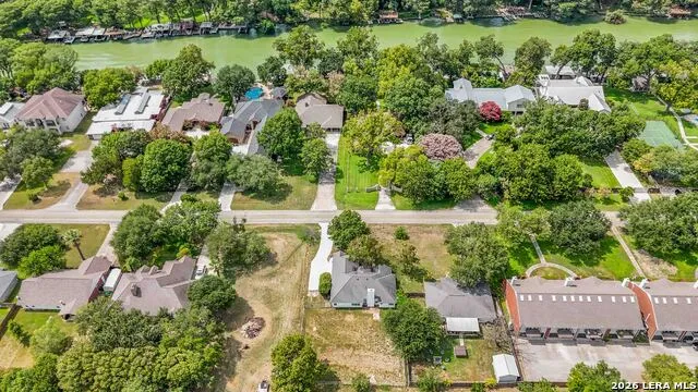 521 WOODLAKE DR McQueeney, TX 78123