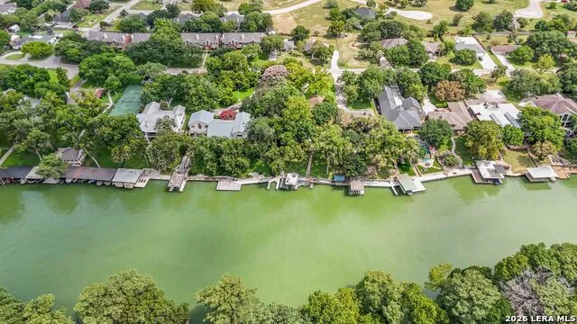 521 WOODLAKE DR McQueeney, TX 78123