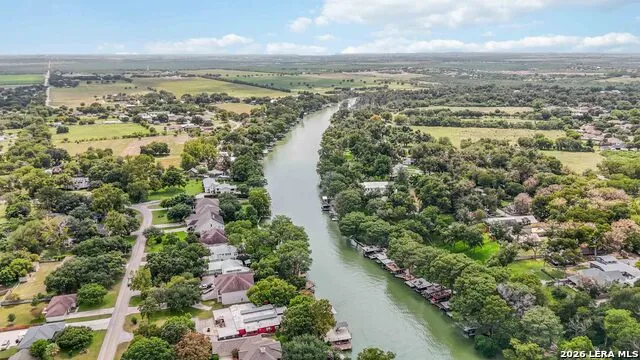 521 WOODLAKE DR McQueeney, TX 78123