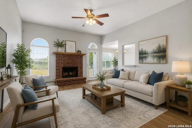 521 WOODLAKE DR McQueeney, TX 78123