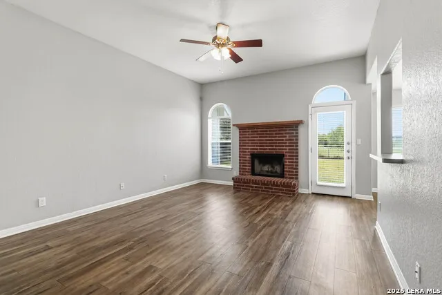 521 WOODLAKE DR McQueeney, TX 78123