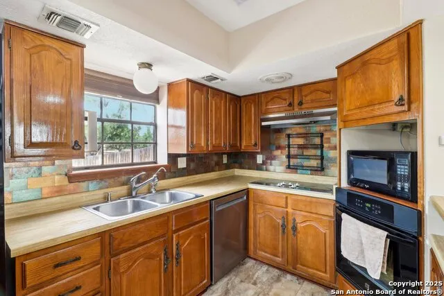 1551 Pebble Beach Lakehills, TX 78063