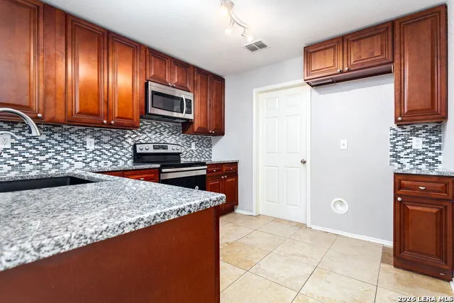 9359 Maple Silver San Antonio, TX 78254