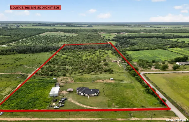 965 County Road 7611 Devine, TX 78016