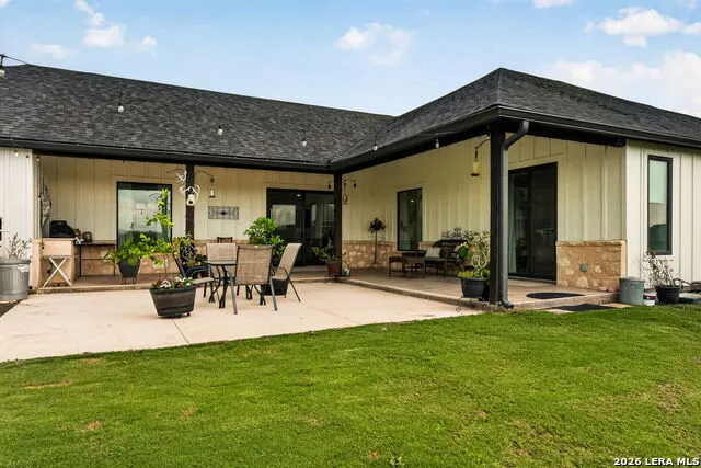965 County Road 7611 Devine, TX 78016