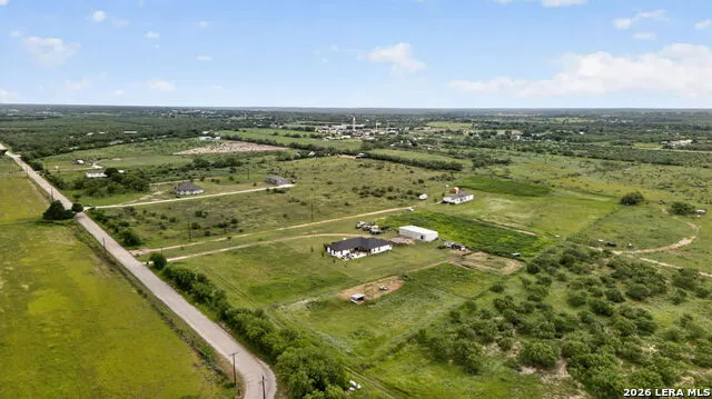 965 County Road 7611 Devine, TX 78016