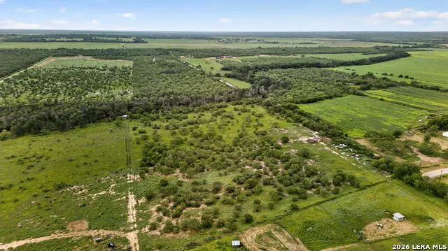 965 County Road 7611 Devine, TX 78016