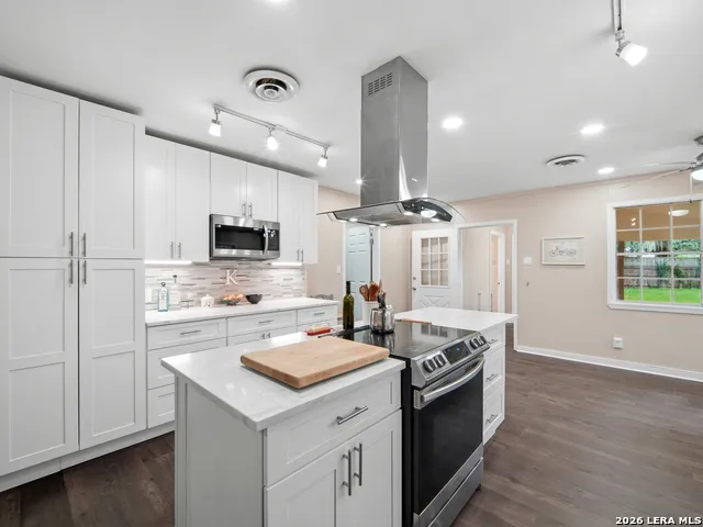 19214 Grey Forest Helotes, TX 78023