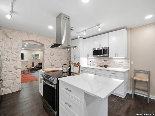 19214 Grey Forest Helotes, TX 78023