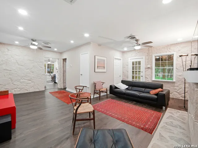 19214 Grey Forest Helotes, TX 78023
