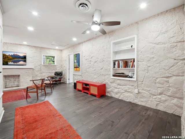 19214 Grey Forest Helotes, TX 78023