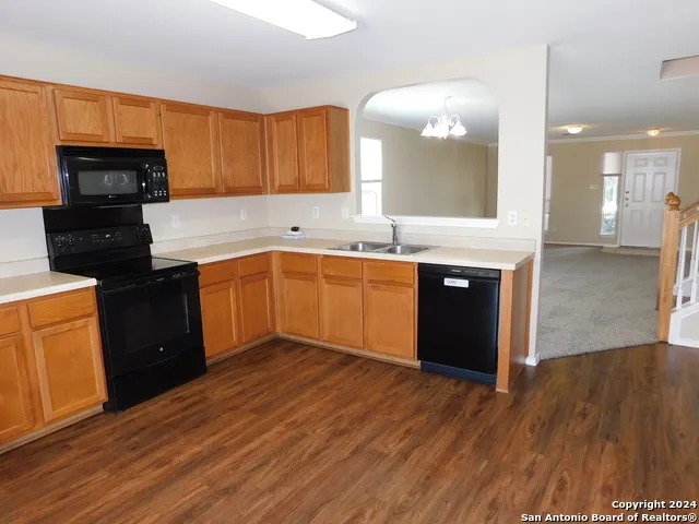 9013 Barkwood Universal City, TX 78148