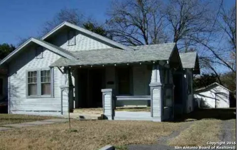2223 E HOUSTON ST