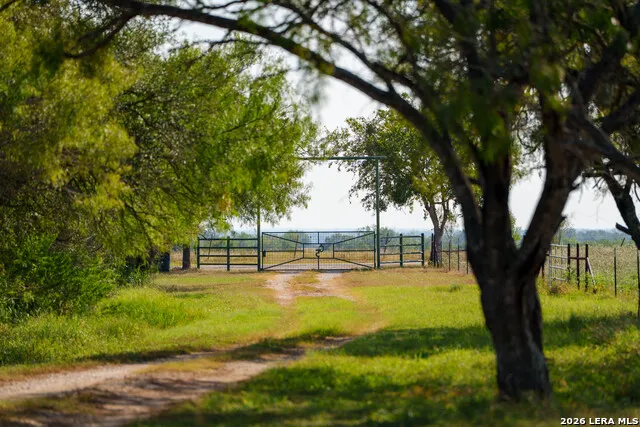 9611 WILKE RD Kingsbury, TX 78638
