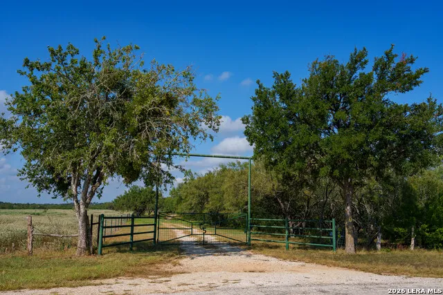 9611 WILKE RD Kingsbury, TX 78638