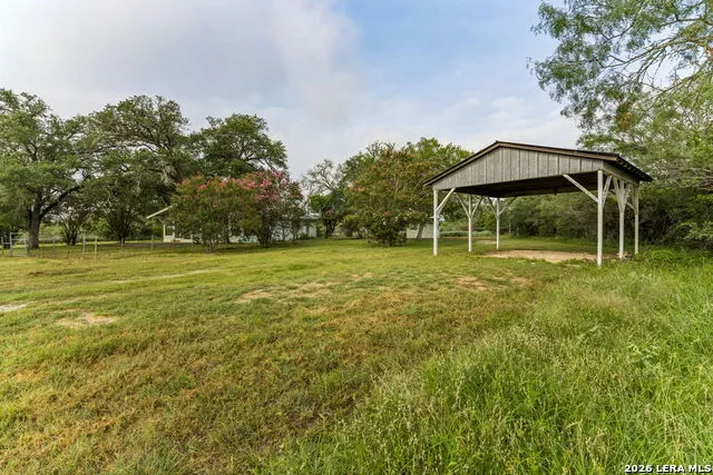 9611 WILKE RD Kingsbury, TX 78638