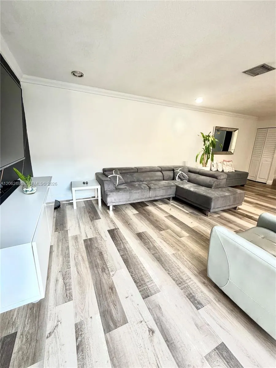 2041 Bayberry Dr Pembroke Pines, FL 33024