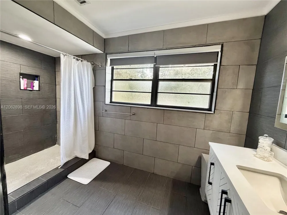2041 Bayberry Dr Pembroke Pines, FL 33024