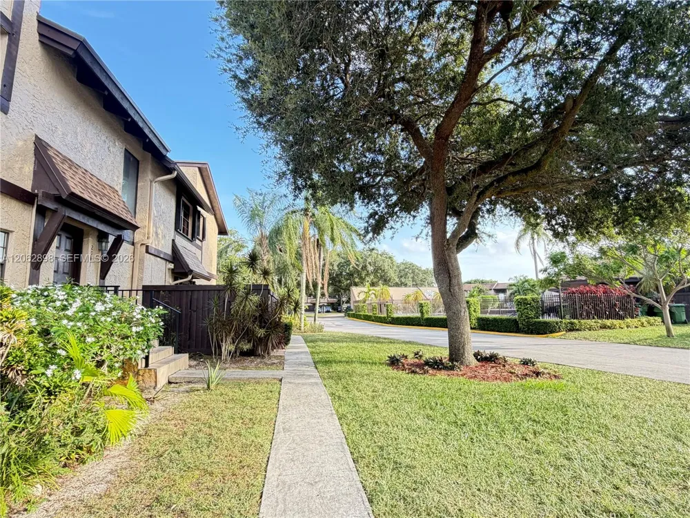 2041 Bayberry Dr Pembroke Pines, FL 33024