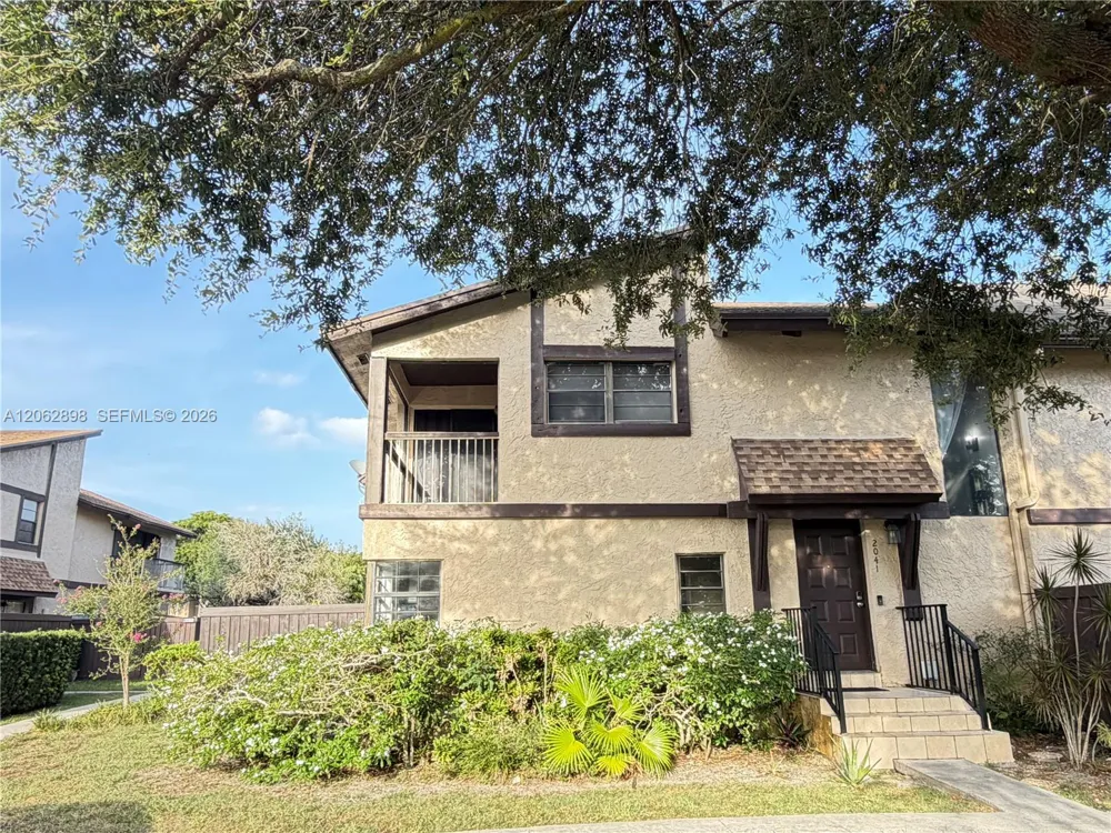 2041 Bayberry Dr Pembroke Pines, FL 33024