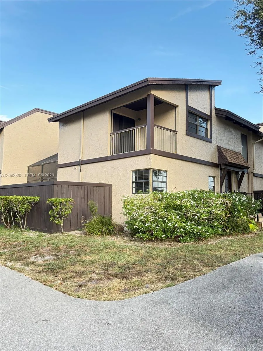 2041 Bayberry Dr Pembroke Pines, FL 33024