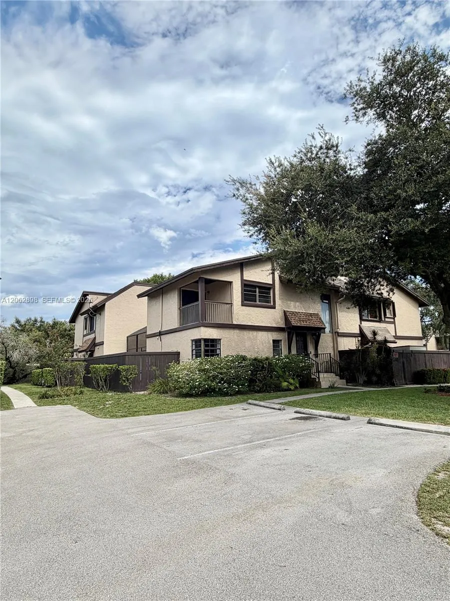 2041 Bayberry Dr Pembroke Pines, FL 33024