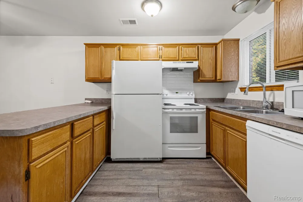 30184 Wedgewood Circle Roseville City, MI 48066