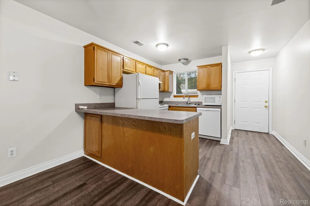 30184 Wedgewood Circle Roseville City, MI 48066