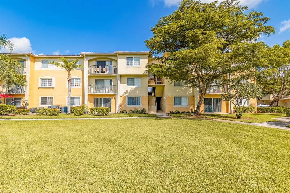 300 Crestwood Court #302 Royal Palm Beach, FL 33411