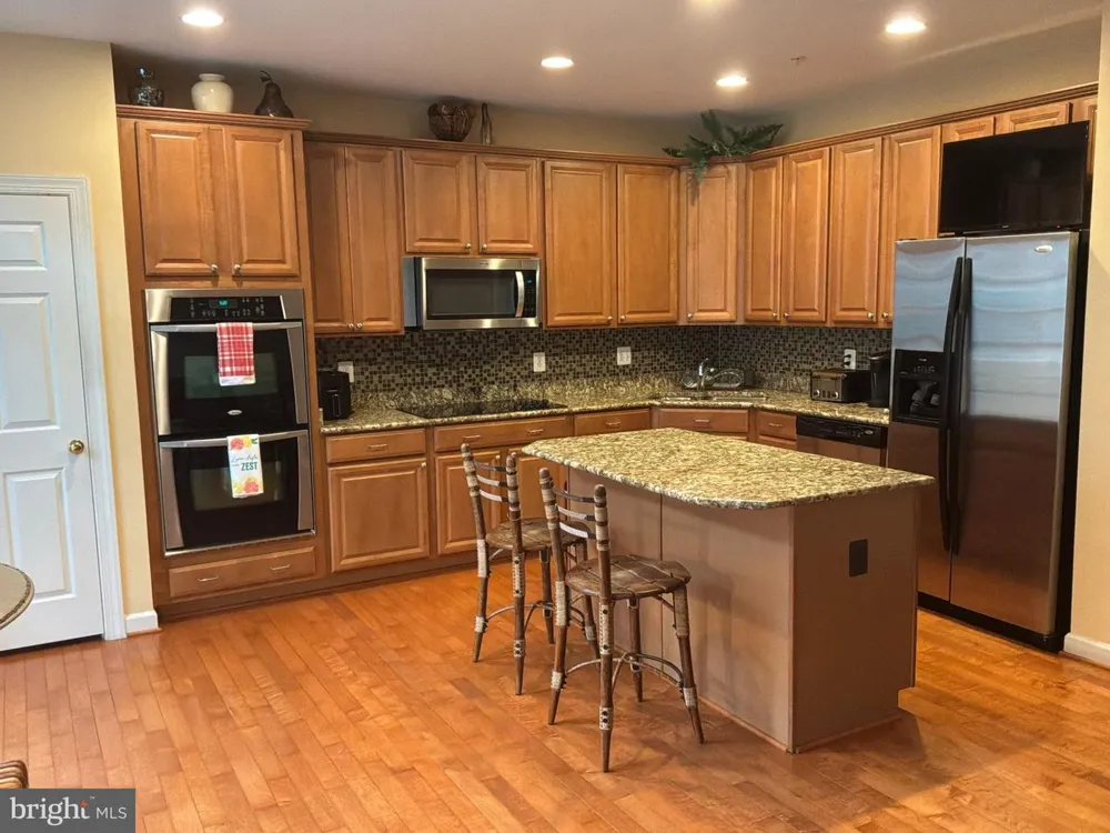 8006 RESERVE WAY Vienna, VA 22182