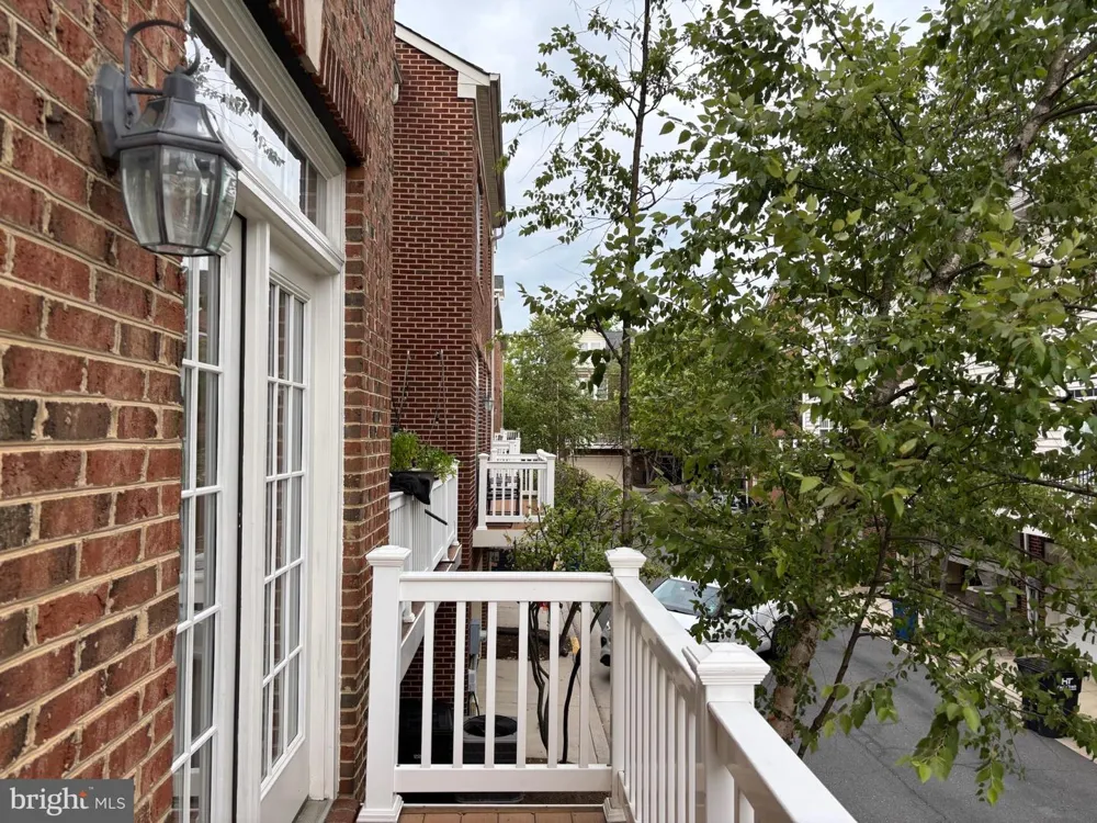 8006 RESERVE WAY Vienna, VA 22182
