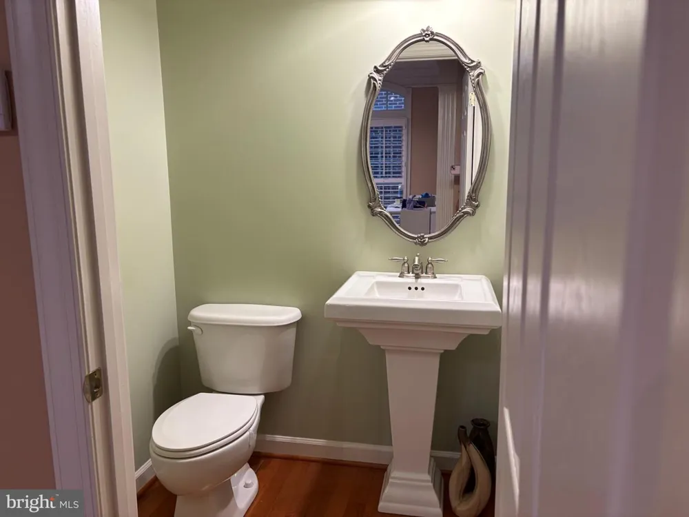 8006 RESERVE WAY Vienna, VA 22182