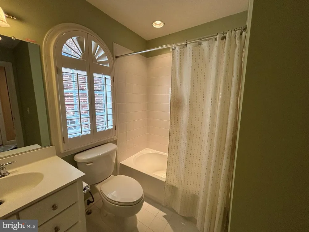 8006 RESERVE WAY Vienna, VA 22182