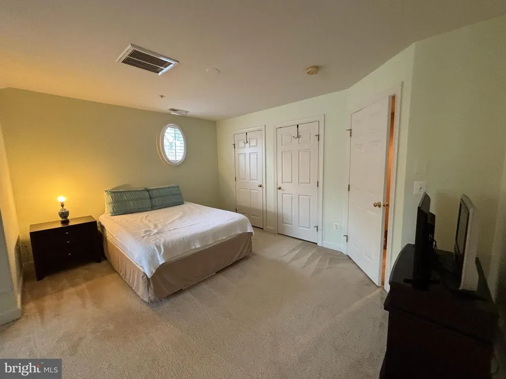 8006 RESERVE WAY Vienna, VA 22182