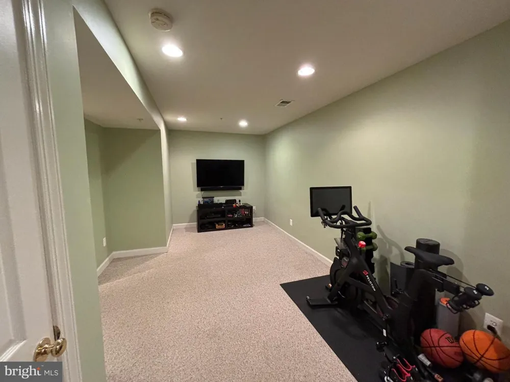 8006 RESERVE WAY Vienna, VA 22182