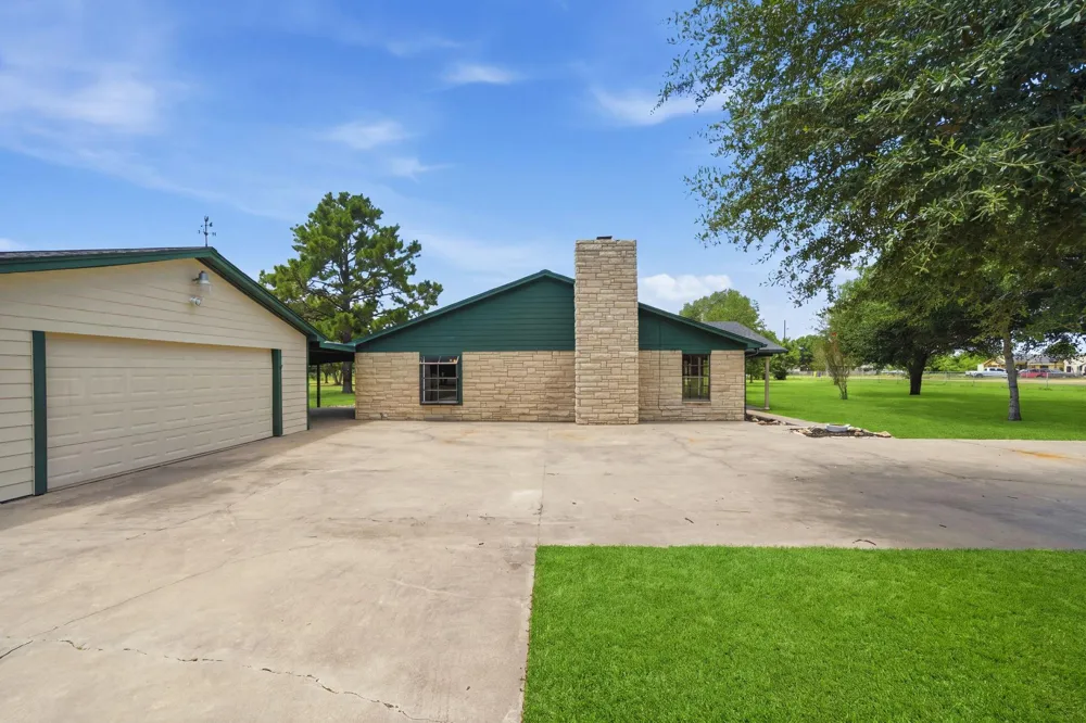 2243 Green Meadows Drive Sealy, TX 77474
