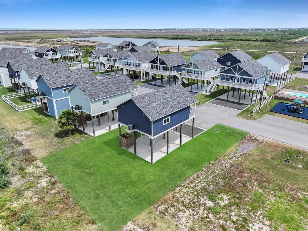 1041 Sunset Circle W Crystal Beach, TX 77650