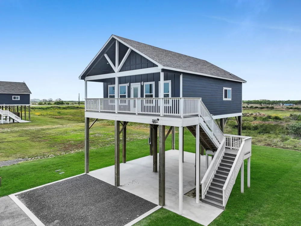 1041 Sunset Circle W Crystal Beach, TX 77650