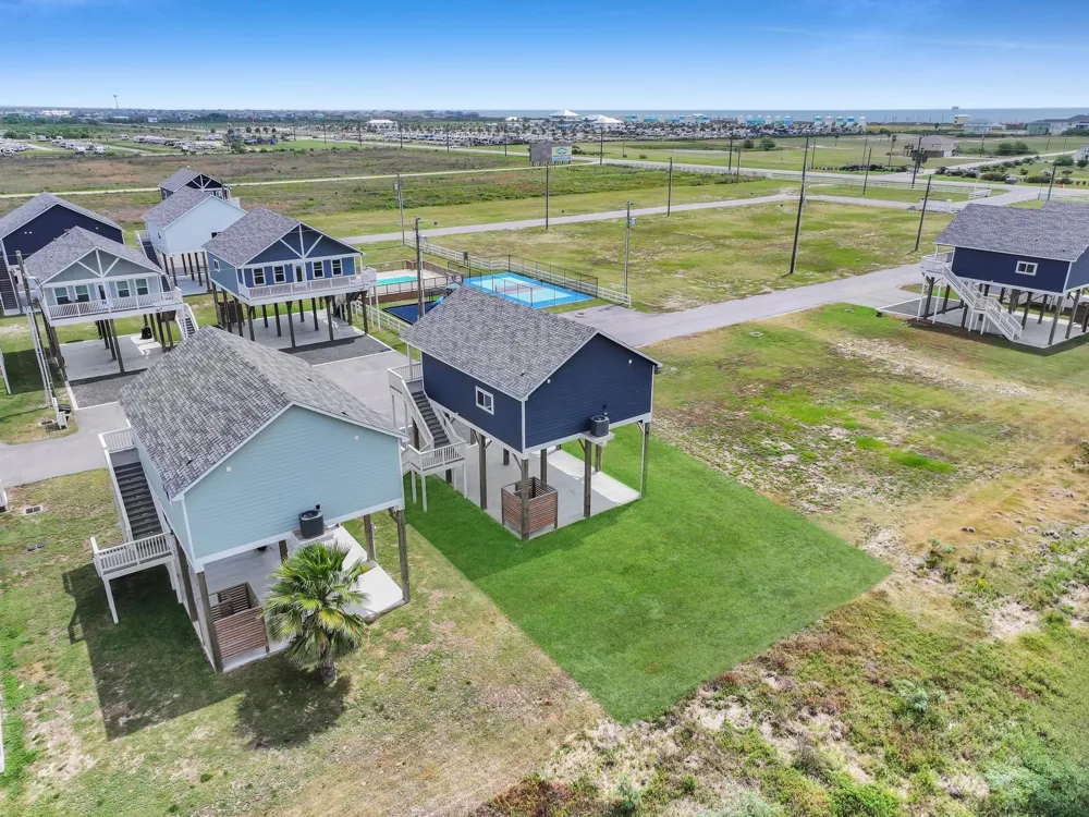 1041 Sunset Circle W Crystal Beach, TX 77650